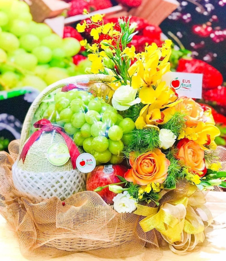 Đĩa ngũ quả tươi và hoa tươi cúng Thần Tài Thổ Địa.png